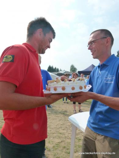 Der Rennleiter gratuliert